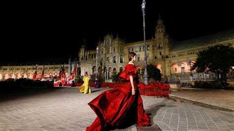 dior plaza españa sevilla|El desfile de Dior en la plaza de España de Sevilla en .